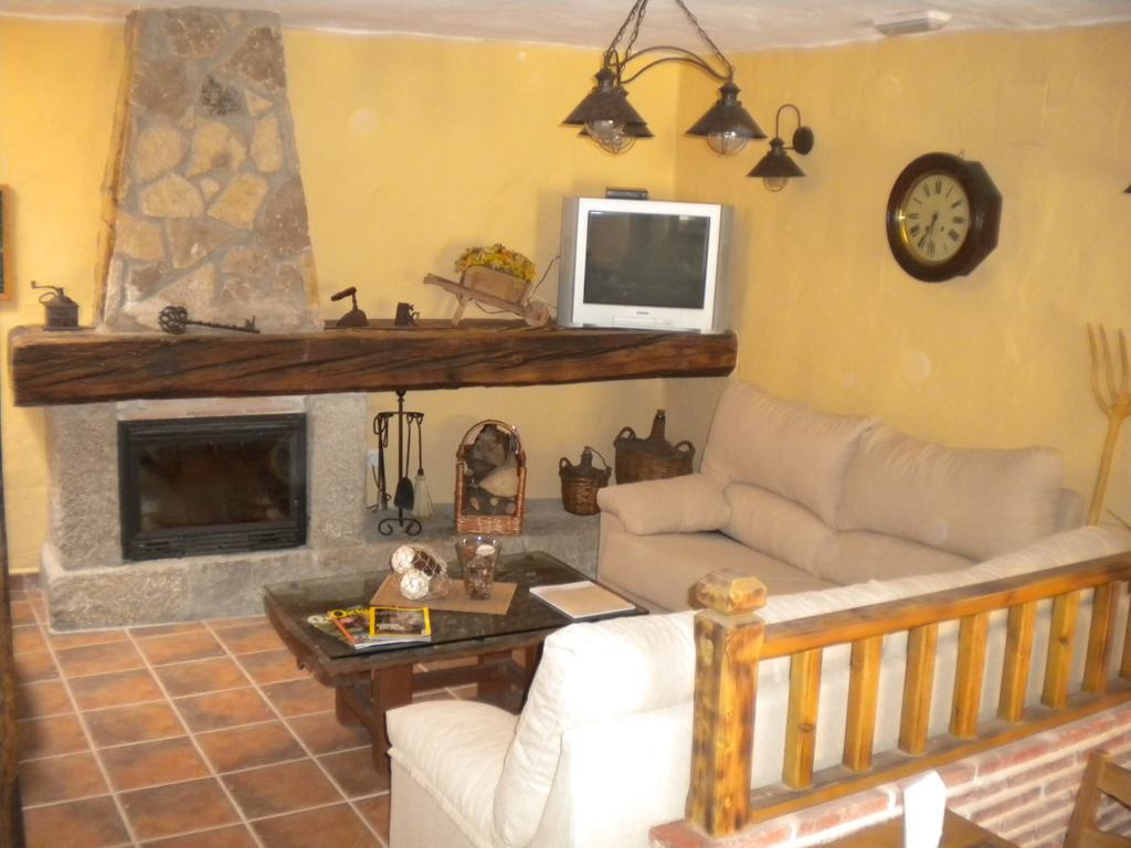Hostal Rural Las Cuatro Calles San Martin del Pimpollar Luaran gambar