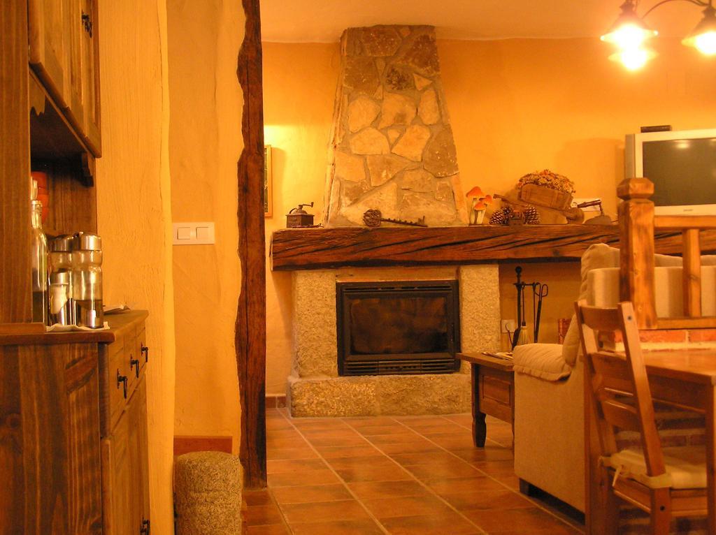 Hostal Rural Las Cuatro Calles San Martin del Pimpollar Luaran gambar