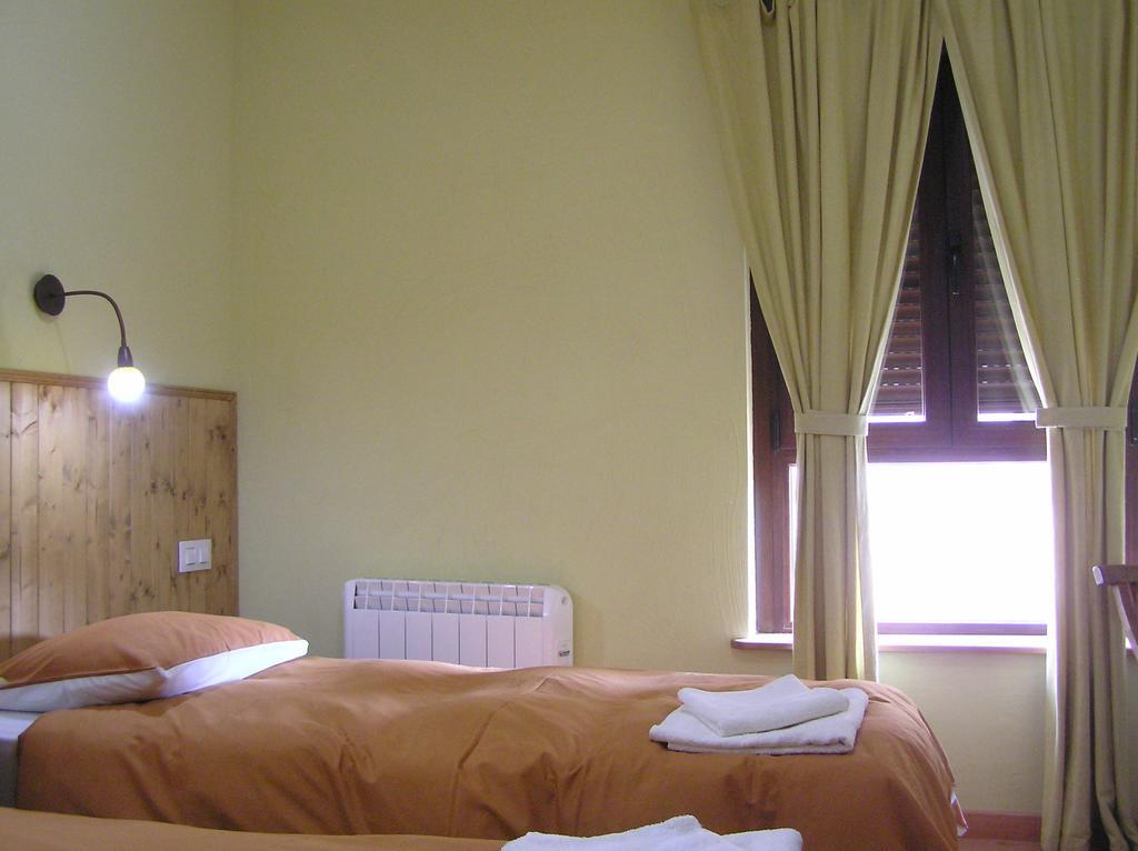 Hostal Rural Las Cuatro Calles San Martin del Pimpollar Luaran gambar