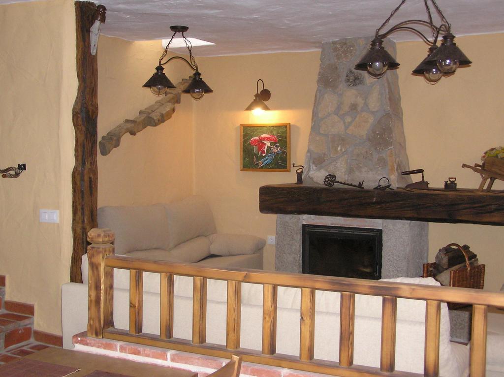 Hostal Rural Las Cuatro Calles San Martin del Pimpollar Luaran gambar